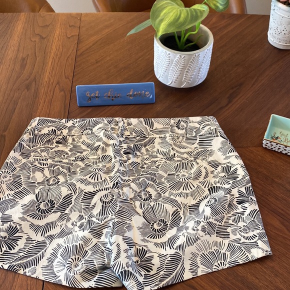 Gorgeous Pixie Tailored shorts - Picture 2 of 3